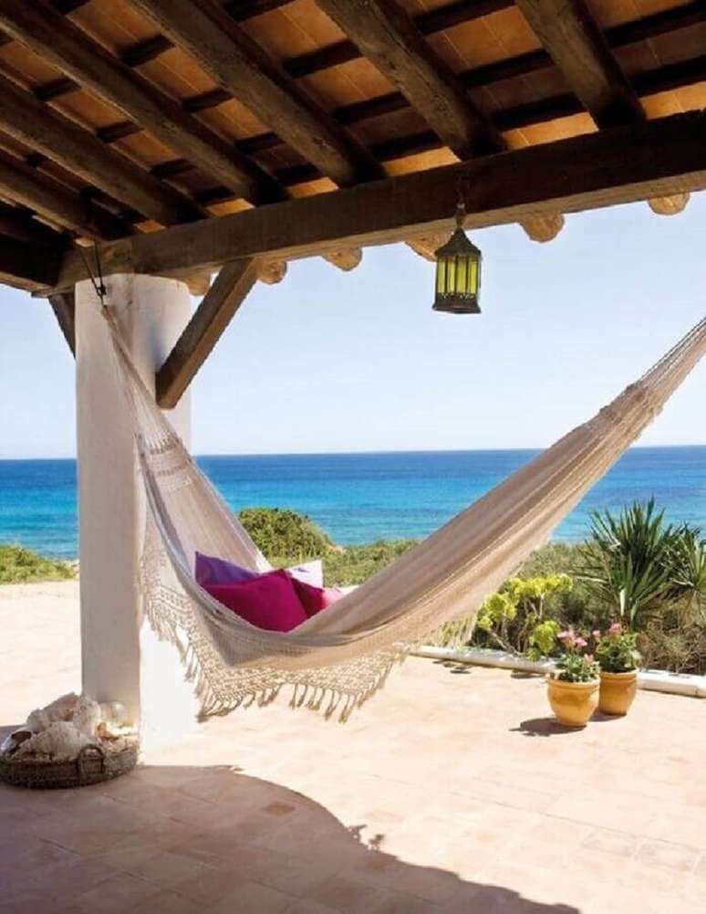 10. Casa de praia decorada com rede de descanso para varanda – Foto: El Mueble