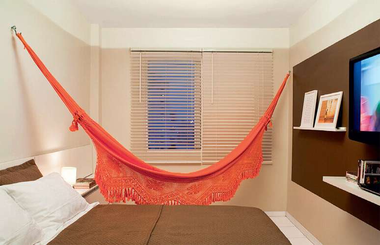 9. Decoração de quarto de casal planejado com rede de descanso laranja – Foto: Guia para Decorar