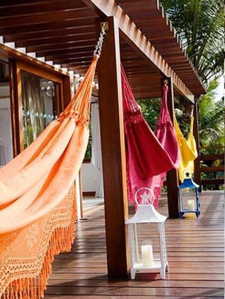 18. Varanda de madeira decorada com v&aacute;rias redes de descanso coloridas &ndash; Foto: Home Bunch