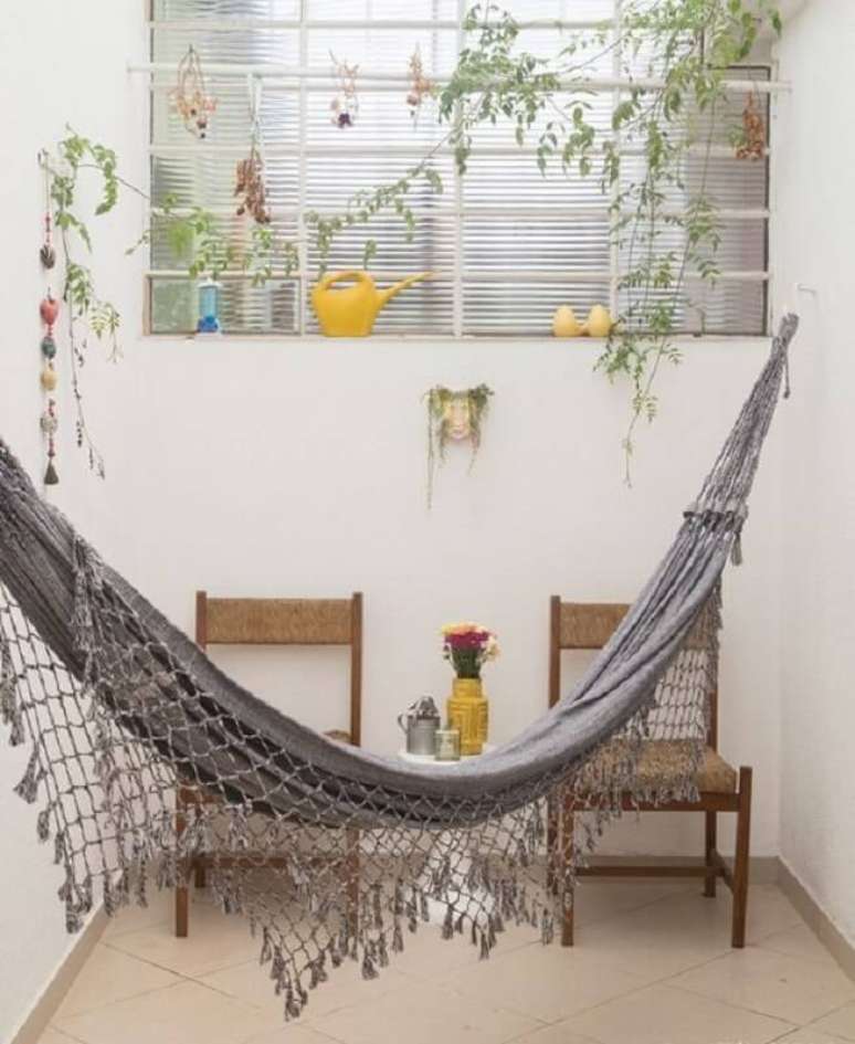 24. Decoração simples com rede de descanso pequena cinza – Foto: Histórias de Casa