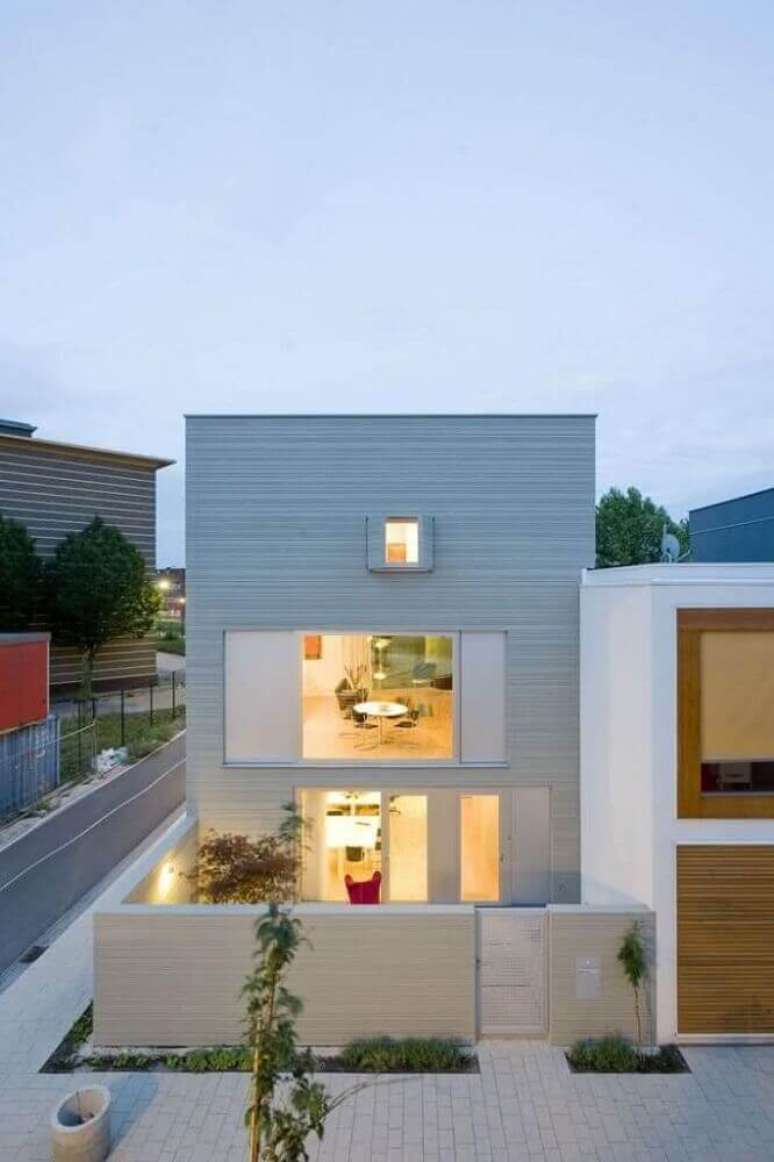 35. Frentes de casas com muro e fachada moderna