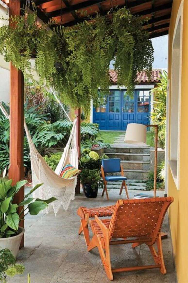 31. Jardim com varanda decorada com rede de descanso pequena – Foto: Jeito de Casa