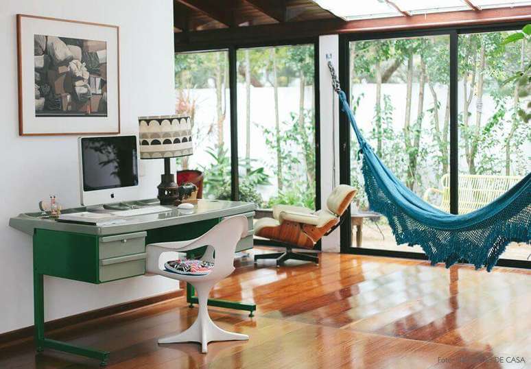 38. Casa ampla com home office decorada com rede de descanso azul – Foto: Pinterest