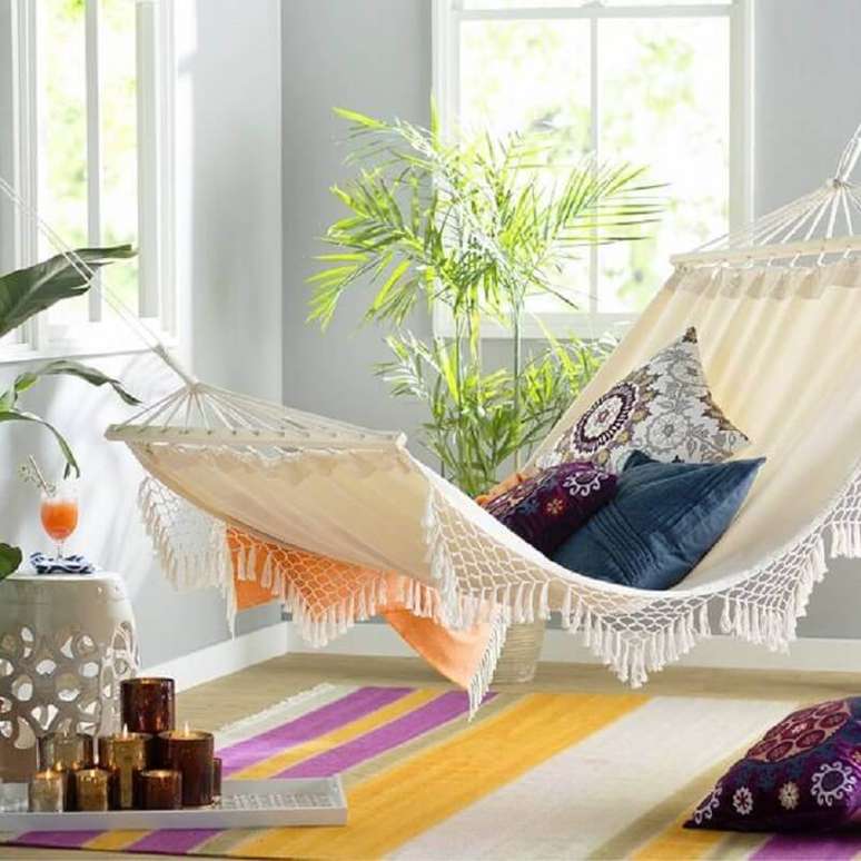 6. Sala decorada com tapete colorido e rede de descanso grande &ndash; Foto: Apartment Therapy