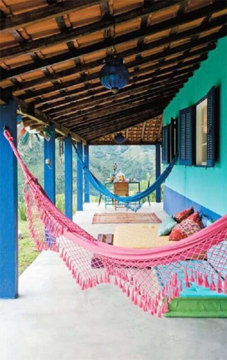 47. Decora&ccedil;&atilde;o de varanda colorida com almofadas futons e redes de descanso &ndash; Foto: Pinterest