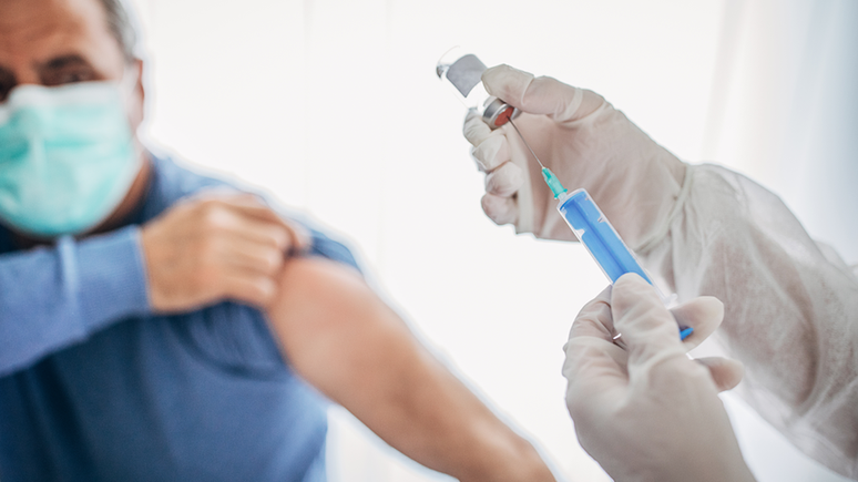 As autoridades brasileiras acreditam que a vacinação contra a covid-19 pode começar no primeiro semestre de 2021