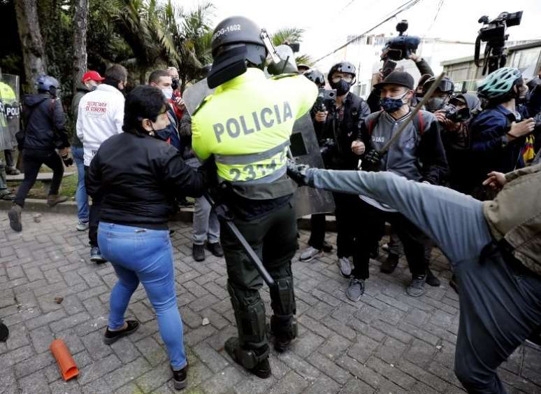 Os protestos incluíram agressões a policiais