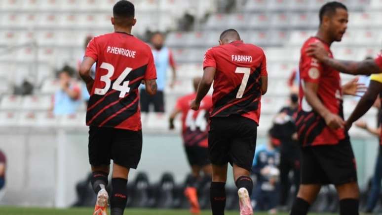 Athletico-PR derrota o Coritiba com gol de Fabinho