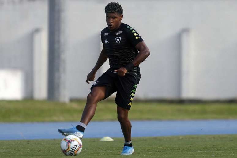 Rhuan entrou bem contra o Athletico-PR e sofreu o pênalti cobrado por Victor Luis, em Curitiba (Foto: Vítor Silva/Botafogo)