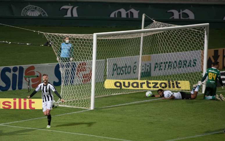 O alvinegro teve sucesso no duelo contra o Coxa, perdeu para o Santos, jogos fora de casa, e quer voltar a conquistar três pontos em casa-(Foto: Du Caneppele/Ofotografico/Lancepress!)