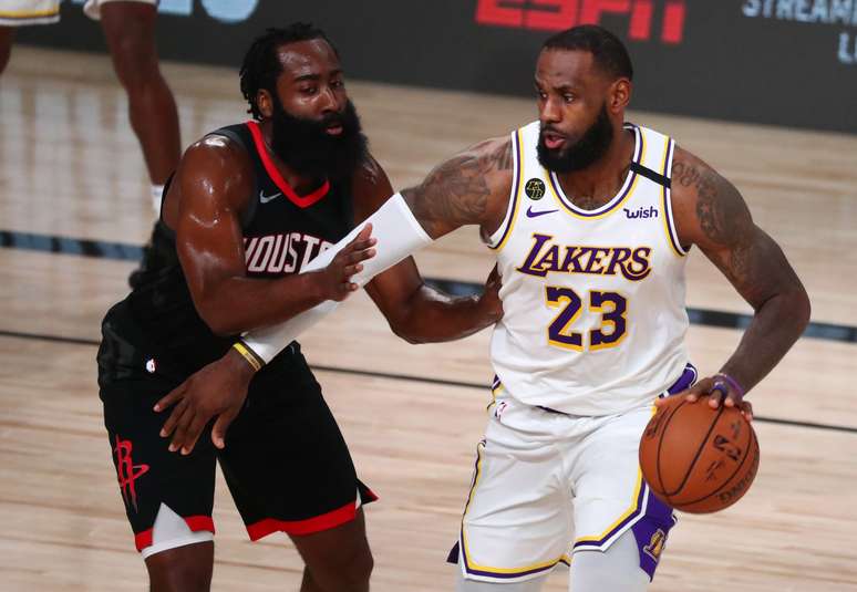 James Harden (e), quando ainda atuava pelo Houston, em duelo com LeBron James pela NBA