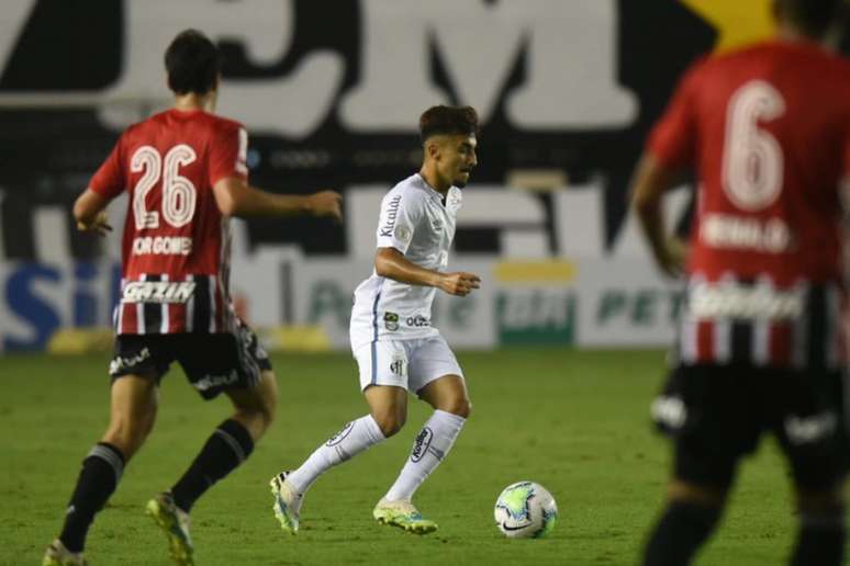 Com apenas dois jogos como profissional, Lucas foi inscrito na Libertadores (Foto: Ivan Storti/Santos)