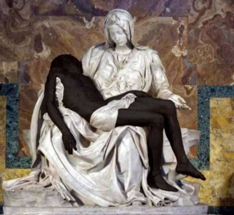 Foto de Pietà segurando Jesus negro foi publicada pela Pontifícia para a Vida