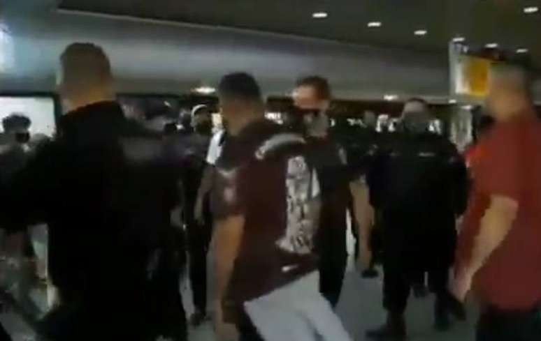 Jogadores do Corinthians recebem ameaças no Aeroporto de Guarulhos, após derrota para o Fluminense por 2 a 1