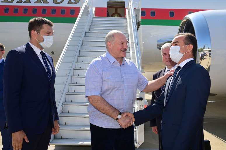 Presidente de Belarus, Alexander Lukashenko, de camisa azul, chega a Sochi, na Rússia
14/09/2020
Andrei Stasevich/BelTA/Divulgação via REUTERS