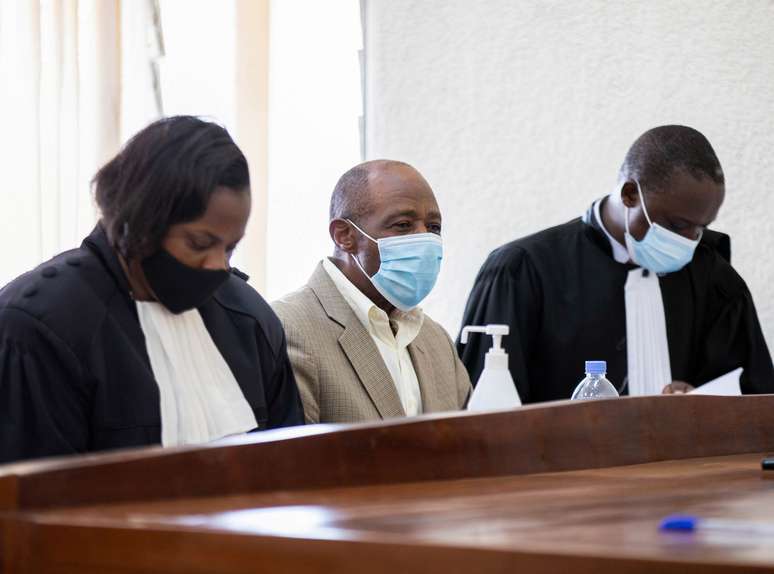 Paul Rusesabagina ao lados de seus advogados em tribunal de Kigali, em Ruanda
14/09/2020
REUTERS/Jean Bizimana