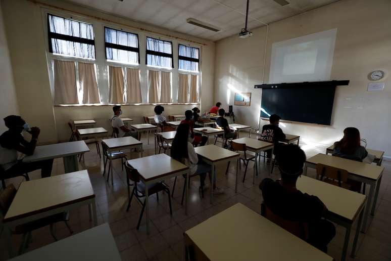 Estudantes com máscaras de proteção durante aula
14/09/2020 REUTERS/Rafael Marchante