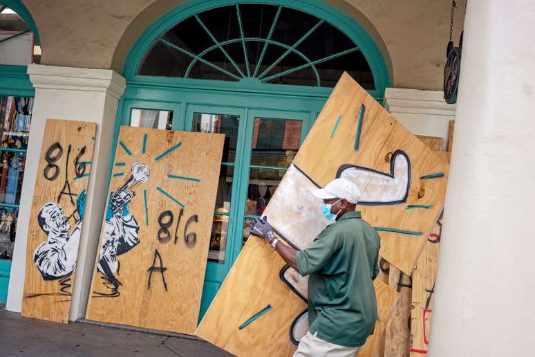 Louis Marrero trabalha para proteger portaria de imóvel em New Orleans, antes da chegada do furacão Sally
14/09/2020
REUTERS/Kathleen Flynn