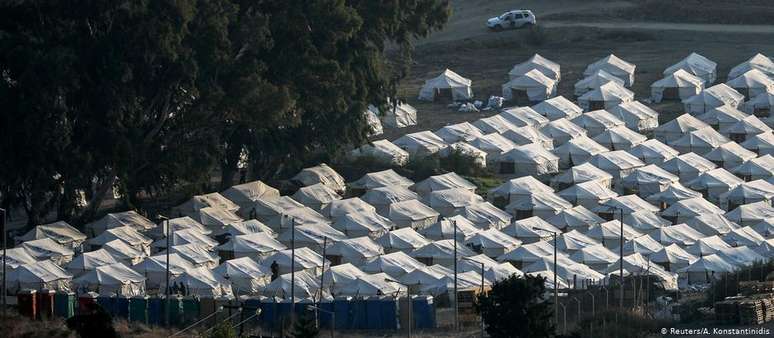 Fileiras de barracas no campo improvisado após incêndio no campo de Moria