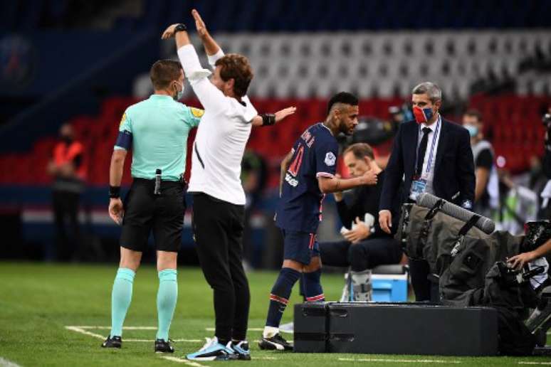 Villas-Boas, de branco, faz sinais para os jogadores o Olympique. Ao fundo, Neymar (FRANCK FIFE / AFP)