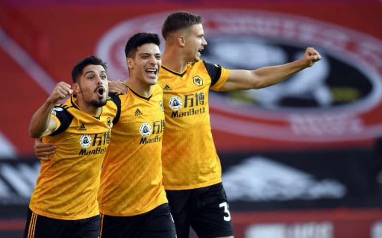 Jiménez marcou o primeiro gol do Wolverhampton (Foto: PETER POWELL / POOL / AFP)