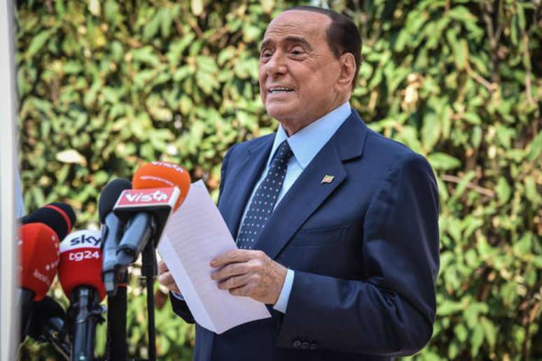 Silvio Berlusconi fala à imprensa após receber alta