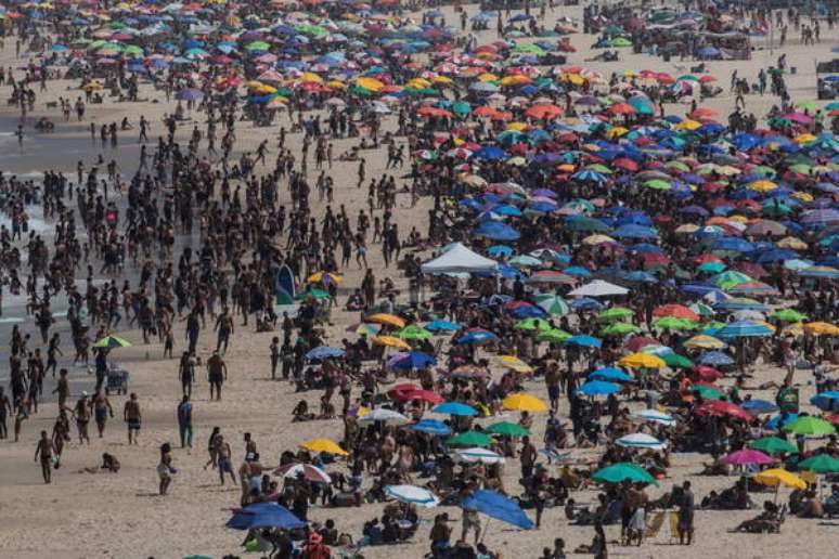 Milhares de pessoas lotaram as praias do Rio de Janeiro