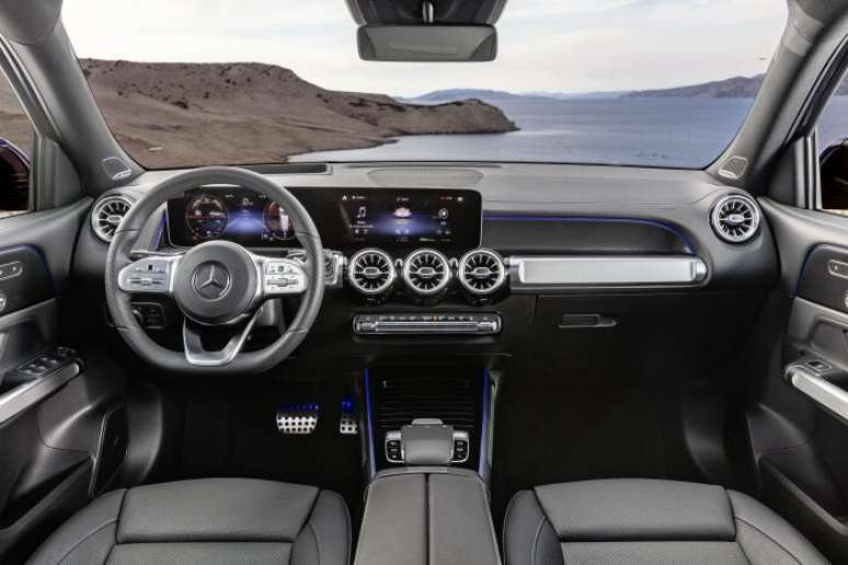 Interior do novo Mercedes-Benz GLB de sete lugares: duas telas de 10&#034; e multimídia MBUX.