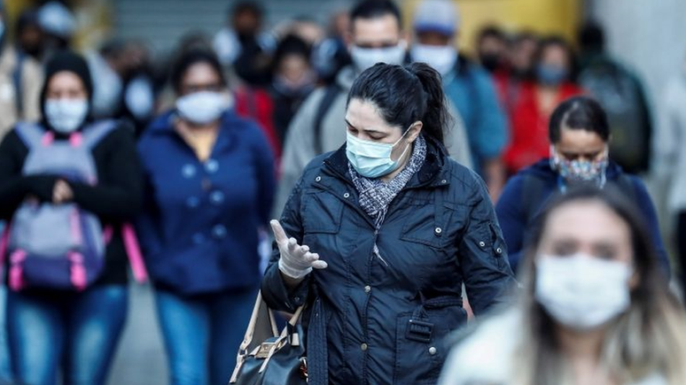 'A covid-19 veio para ficar e ela continuará a causar surtos ao longo do tempo até que a imunidade coletiva seja atingida. Assim, o público precisará (...) continuar praticando as melhores medidas de prevenção, incluindo usar máscaras', diz o pesquisador Hassan Zaraket