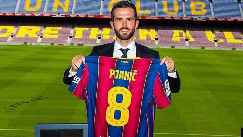 Pjanic vai jogar com a camisa 8 do Barcelona, número que já foi de Iniesta