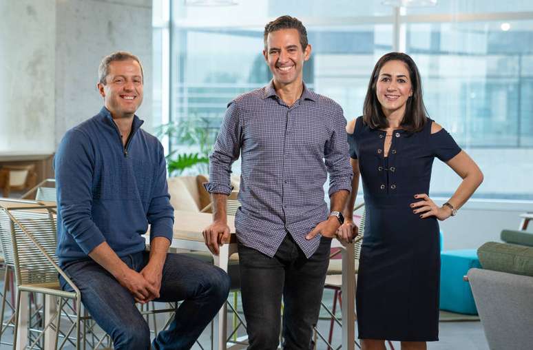 Fernando Miranda (esq.) com os fundadores do Nubank, David Velez e Cristina Junqueira