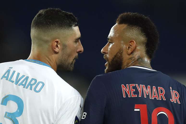 Alvaro Gonzalez e Neymar batem boca durante jogo do Campeonato Francês