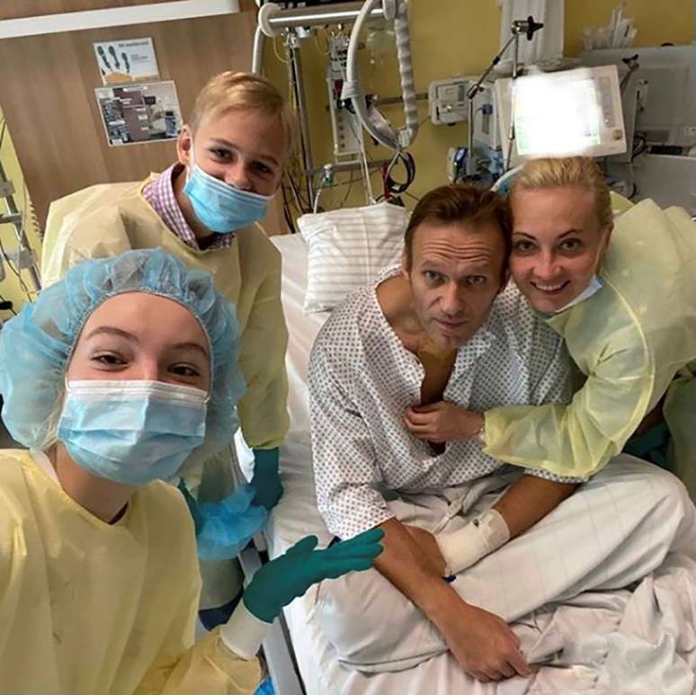 Líder opositor russo Alexei Navalny posa para foto com sua família em hospital em Berlim
15/09/2020 Cortesia do Instagram @NAVALNY/Rede Social via REUTERS 