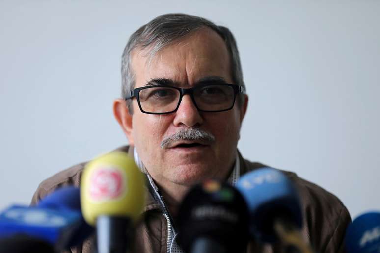 Ex-comandante das Farc Rodrigo Londoño durante entrevista coletiva em Bogotá
23/09/2019 REUTERS/Luisa Gonzalez