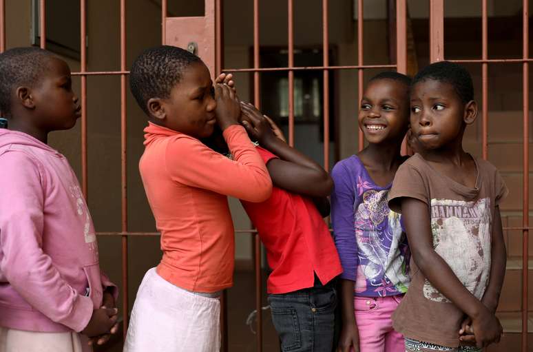 Crianças de Maputo brincam enquanto aguardam almoço em escola cristã Casa Madre Maria Clara
31/08/2019
REUTERS/Siphiwe Sibeko