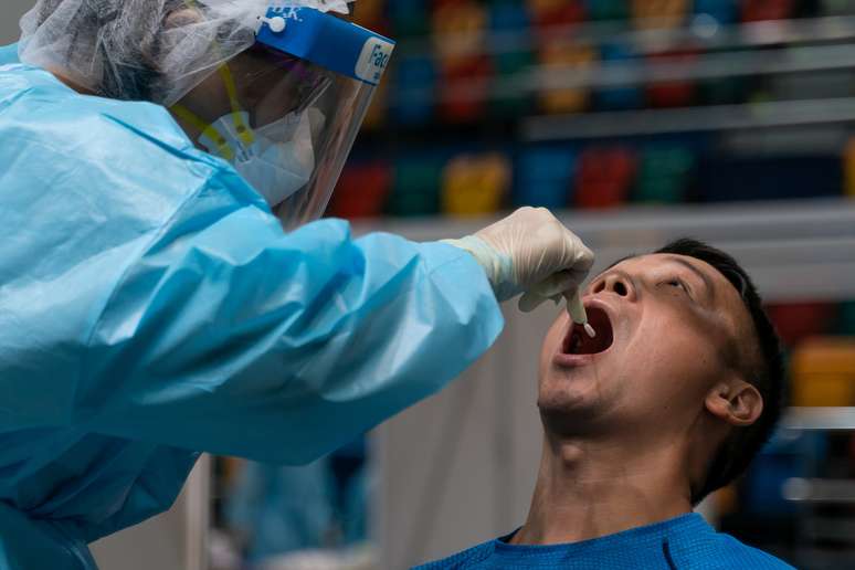 Profissional de saúde colhe amostra para exame de detecção de coronavírus em Hong Kong
01/09/2020 Anthony Kwan/Pool via REUTERS