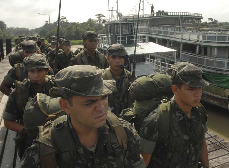 Soldados do Exército são enviados para cidades do Amazonas para fazerem segurança da eleição de 2010
29/10/10 REUTERS/Paulo Santos 
