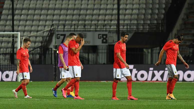 Jogadores do Benfica deixam campo ap&oacute;s derrota para PAOK nas eliminat&oacute;rias da Liga dos Campe&otilde;es
15/09/2020
REUTERS/Alexandros Avramidis