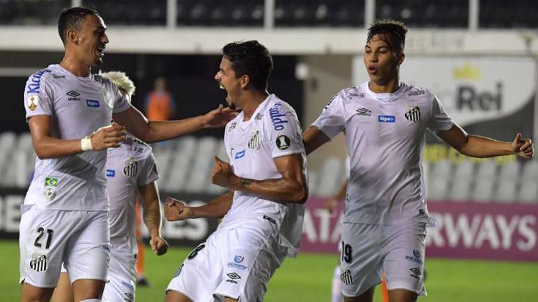 Santos busca não perdeu em dez jogos disputados contra paraguaios na Libertadores (Foto:NELSON ALMEIDA / AFP)