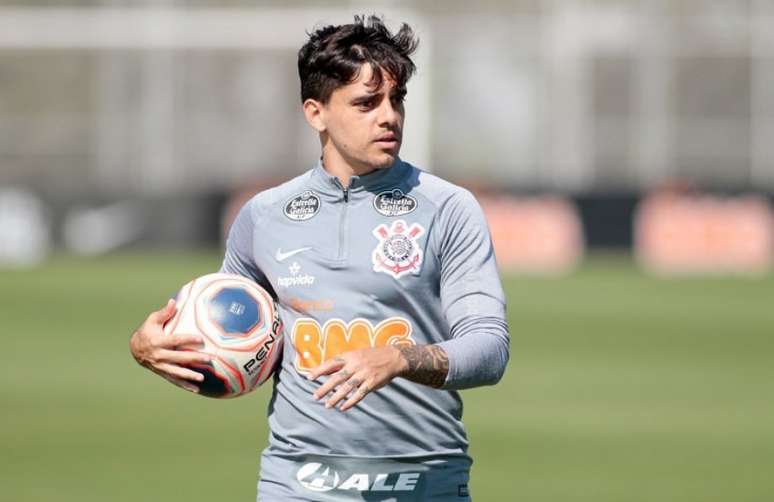 Fagner teve uma fratura na mão esquerda detectada, mas deve ir para o jogo (Foto: Rodrigo Coca/Ag. Corinthians)