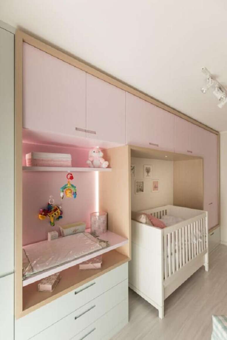 9. Decora&ccedil;&atilde;o de quarto de beb&ecirc; sob medida com arm&aacute;rios cor de rosa e ber&ccedil;o branco &ndash; Foto: Homify
