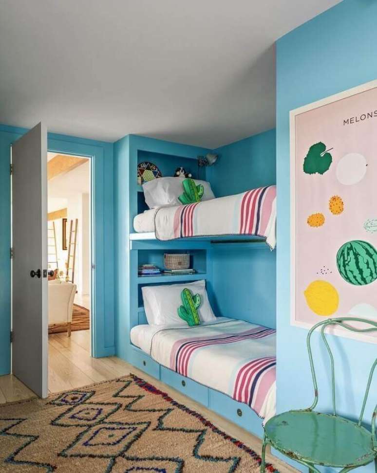 17. Decora&ccedil;&atilde;o de quarto sob medida solteiro com beliche planejada azul com nichos na cabeceira &ndash; Foto: Hardecor