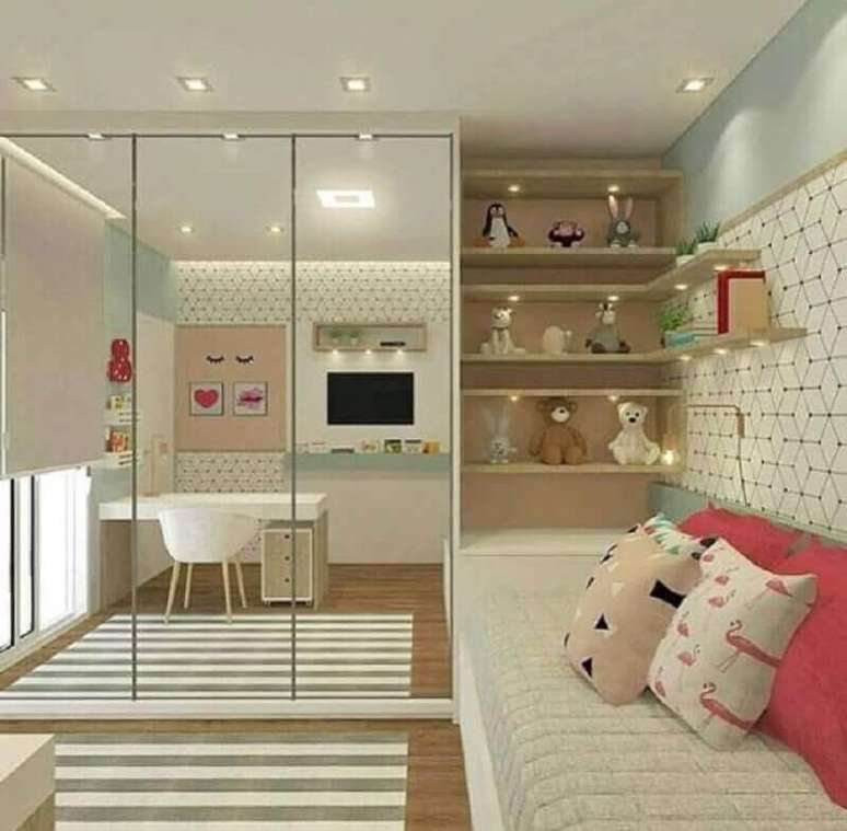 18. Decora&ccedil;&atilde;o de quarto sob medida solteiro feminino com guarda roupa espelhado e prateleiras de madeira &ndash; Foto: Casa de Valentina