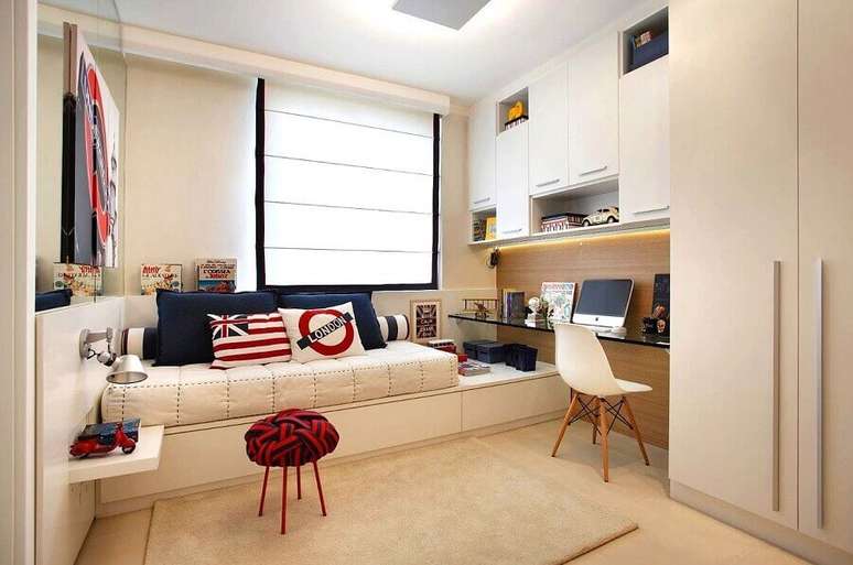 20. Decora&ccedil;&atilde;o azul e branca para quarto sob medida solteiro com bancada de estudos de vidro &ndash; Foto: Home Fashion Trend