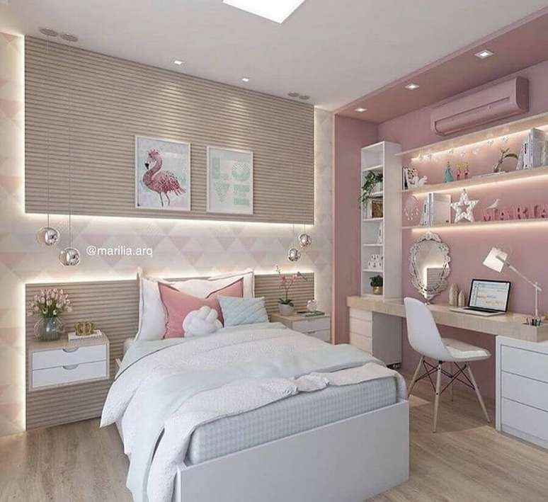 21. Decora&ccedil;&atilde;o delicada para quarto sob medida solteiro feminino com papel de parede geom&eacute;trico e ilumina&ccedil;&atilde;o embutida em prateleiras rosa &ndash; Foto: Pinterest