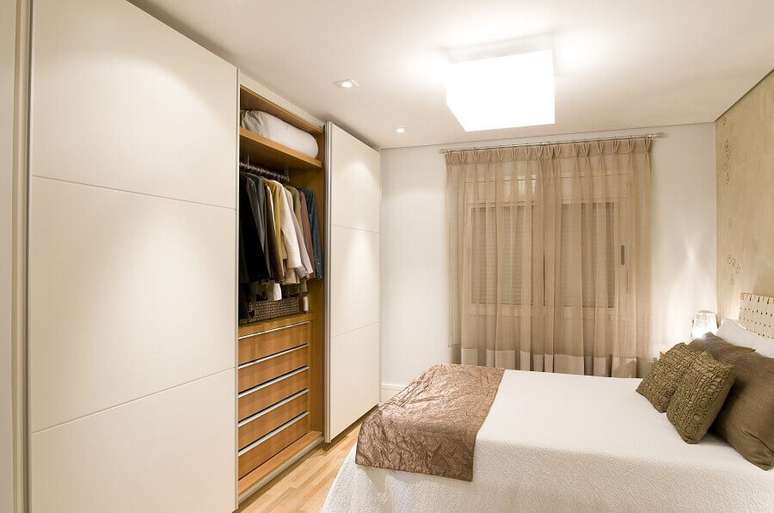 25. Decora&ccedil;&atilde;o neutra para quarto sob medida casal com guarda roupa grande com portas de correr &ndash; Foto: Pinterest