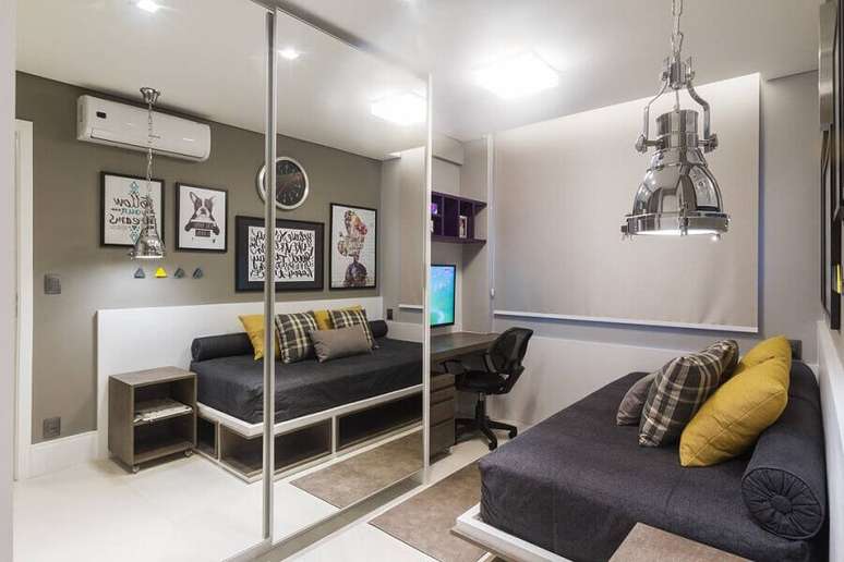 26. O guarda roupa espelho &eacute; uma excelente escolha para o quarto sob medida pequeno &ndash; Foto: Pinterest