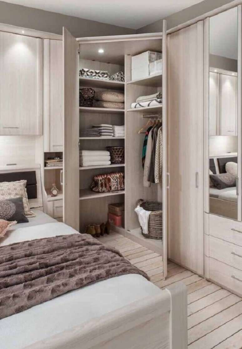 28. Modelo de guarda roupa para quarto sob medida casal &ndash; Foto: Jeito de Casa