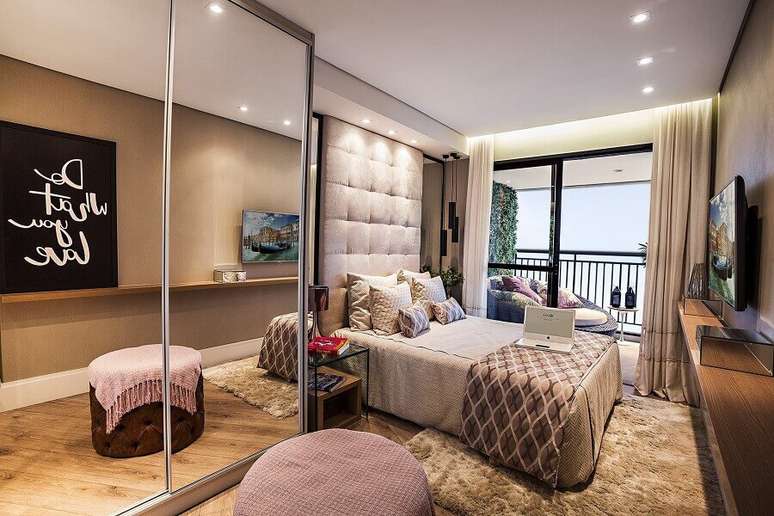 3. Guarda roupa espelhado e cabeceira estofada para decora&ccedil;&atilde;o de quarto sob medida casal &ndash; Foto: Apartment Therapy