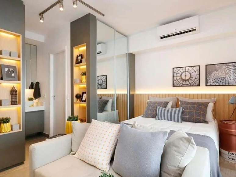 32. Quarto sob medida casal com nichos embutidos com ilumina&ccedil;&atilde;o de LED &ndash; Foto: Sesso & Dalanezi Arquitetura + Design